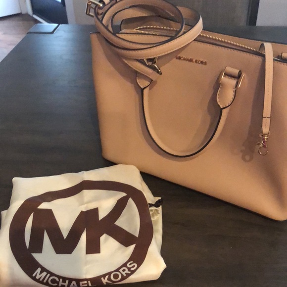 Gorgeous camel colored Michael Kors shoulder bag. - Picture 2 of 8